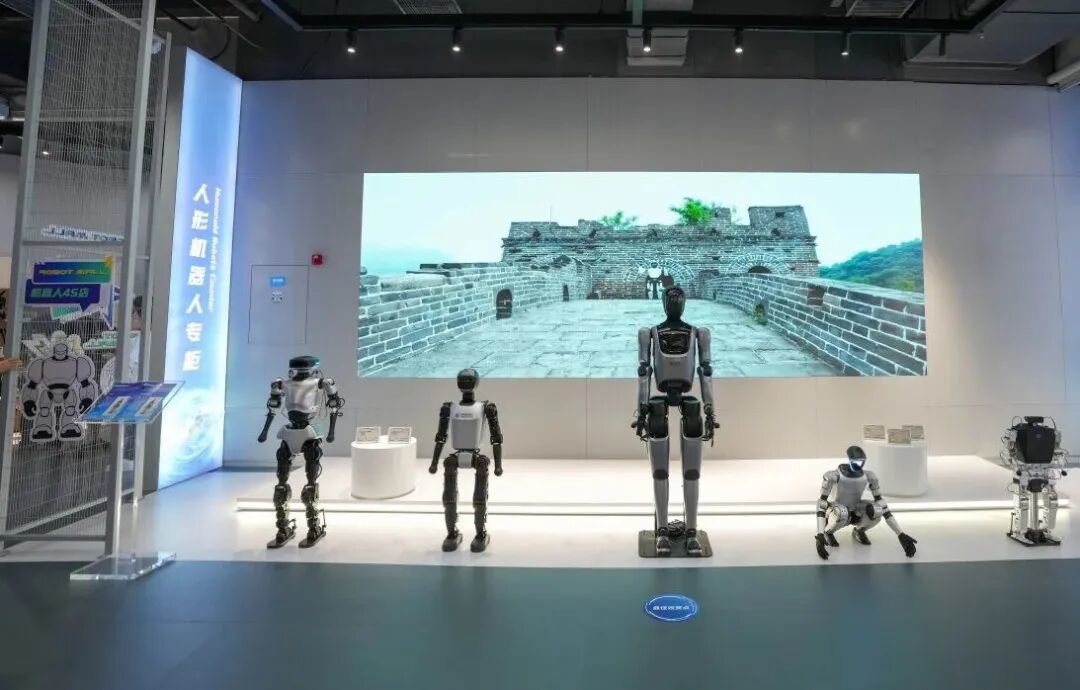 北京经开区机器人大世界的全球首个具身智能机器人4S店（ROBOT MALL）。鞠焕宗摄（新华社）