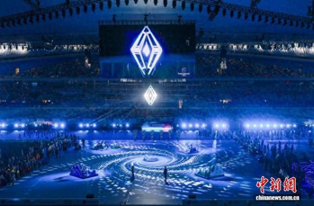 8月22日晚，第二届世界人形机器人运动会在国家速滑馆“冰丝带”拉开帷幕。 中新社记者 贾天勇 摄
