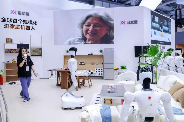 WRC自变量展台上，机器人在家庭场景完成任务。图源/自变量机器人