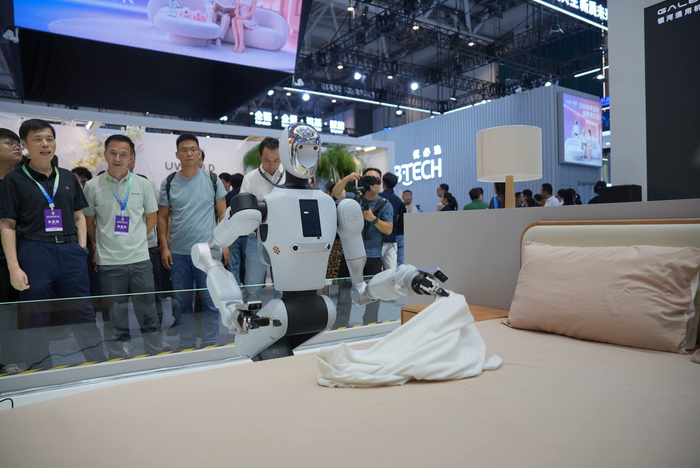 银河通用Galbot G1在WRC现场展示叠被子；图源/银河通用