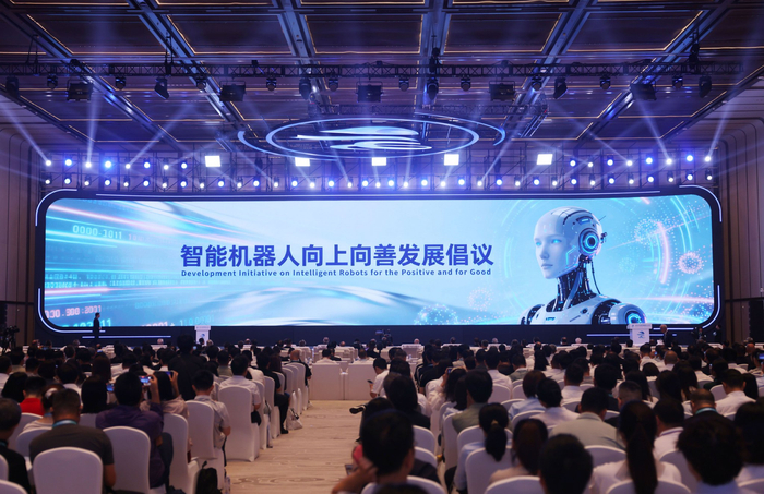 大会期间，《智能机器人向上向善发展倡议》发布。新京报记者 李木易 摄