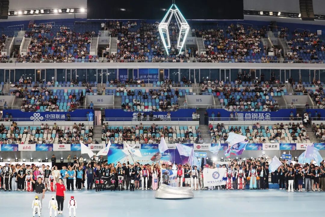 ▲8月26日，第二届世界人形机器人运动会在国家速滑馆落下帷幕。新京报记者 王贵彬 摄