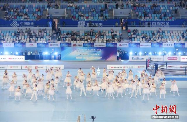 8月26日晚，第二届世界人形机器人运动会闭幕式在北京国家速滑馆举行。 中新社记者 贾天勇 摄
